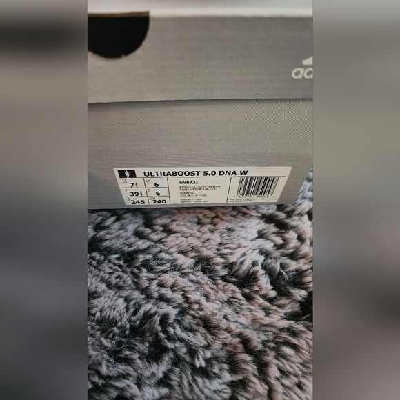 Brand New woman's ultraboost 7.5 - Picture 6 of 6